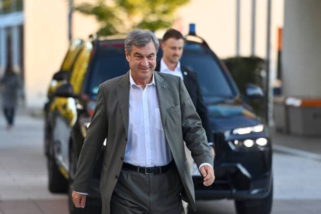Ankunft Markus SOEDER (Ministerpraesident Bayern und CSU Vorsitzender). Markus SOEDER (Ministerpraesident Bayern und CSU Vorsitzender) besucht gemeinsam mit Gesundheitsministerin Judith Gerlach und Kultusministerin Anna Stolz am 06.10.2026 die Sport-Grundschule an der Margarethe-Danzi-Straße in Muenchen und informiert sich im Vorfeld des landesweiten Praeventionstages am 12. Oktober über erfolgreiche Praevention und Gesundheitsfoerderung im Schulalltag