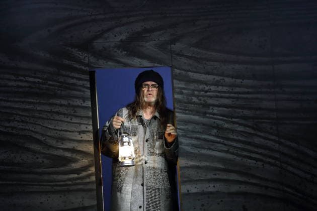 Guntbert Warns (als Bootshausverleiher) während der Fotoprobe für Von Fischen und Frauen im Renaissance-Theater in Berlin, 5. Oktober 2026. Von Noelle Haeseling. Regie Guntbert Warns und Karim Mezdour. Bühne Ezio Toffolutti. Kostüme Ariane Warns. Premiere ist am 9. Oktober 2026. Renaissance Theater Berlin Von Fischen und Frauen