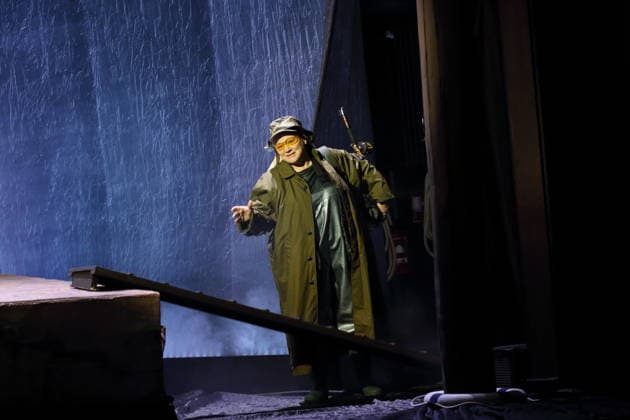 Imogen Kogge (als Anglerin) während der Fotoprobe für Von Fischen und Frauen im Renaissance-Theater in Berlin, 5. Oktober 2026. Von Noelle Haeseling. Regie Guntbert Warns und Karim Mezdour. Bühne Ezio Toffolutti. Kostüme Ariane Warns. Premiere ist am 9. Oktober 2026. Renaissance Theater Berlin Von Fischen und Frauen