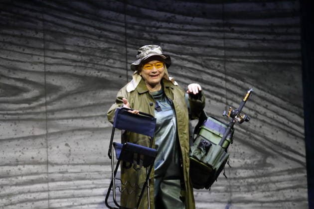 Imogen Kogge (als Anglerin) während der Fotoprobe für Von Fischen und Frauen im Renaissance-Theater in Berlin, 5. Oktober 2026. Von Noelle Haeseling. Regie Guntbert Warns und Karim Mezdour. Bühne Ezio Toffolutti. Kostüme Ariane Warns. Premiere ist am 9. Oktober 2026. Renaissance Theater Berlin Von Fischen und Frauen