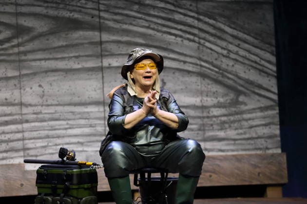 Imogen Kogge (als Anglerin) während der Fotoprobe für Von Fischen und Frauen im Renaissance-Theater in Berlin, 5. Oktober 2026. Von Noelle Haeseling. Regie Guntbert Warns und Karim Mezdour. Bühne Ezio Toffolutti. Kostüme Ariane Warns. Premiere ist am 9. Oktober 2026. Renaissance Theater Berlin Von Fischen und Frauen