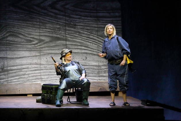 Imogen Kogge (als Anglerin) und Valerie Neuenfels (als Anglerin), v.l., während der Fotoprobe für Von Fischen und Frauen im Renaissance-Theater in Berlin, 5. Oktober 2026. Von Noelle Haeseling. Regie Guntbert Warns und Karim Mezdour. Bühne Ezio Toffolutti. Kostüme Ariane Warns. Premiere ist am 9. Oktober 2026. Renaissance Theater Berlin Von Fischen und Frauen