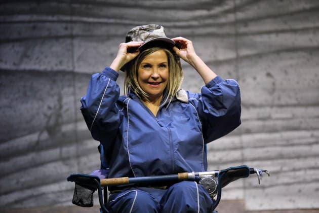 Valerie Neuenfels (als Anglerin) während der Fotoprobe für Von Fischen und Frauen im Renaissance-Theater in Berlin, 5. Oktober 2026. Von Noelle Haeseling. Regie Guntbert Warns und Karim Mezdour. Bühne Ezio Toffolutti. Kostüme Ariane Warns. Premiere ist am 9. Oktober 2026. Renaissance Theater Berlin Von Fischen und Frauen