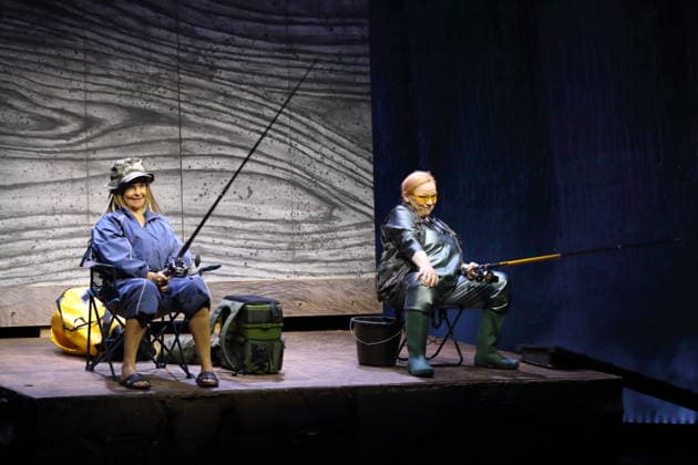 Valerie Neuenfels (als Anglerin) und Imogen Kogge (als Anglerin), v.l., während der Fotoprobe für Von Fischen und Frauen im Renaissance-Theater in Berlin, 5. Oktober 2026. Von Noelle Haeseling. Regie Guntbert Warns und Karim Mezdour. Bühne Ezio Toffolutti. Kostüme Ariane Warns. Premiere ist am 9. Oktober 2026. Renaissance Theater Berlin Von Fischen und Frauen