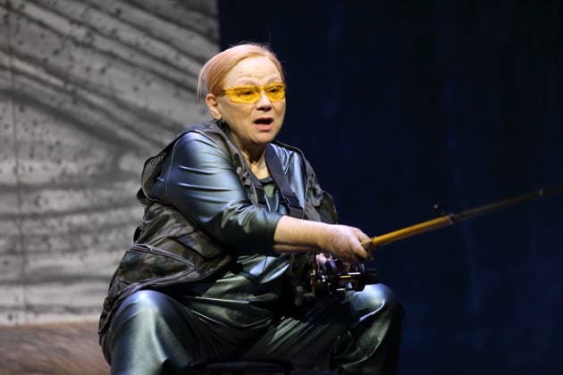 Imogen Kogge (als Anglerin) während der Fotoprobe für Von Fischen und Frauen im Renaissance-Theater in Berlin, 5. Oktober 2026. Von Noelle Haeseling. Regie Guntbert Warns und Karim Mezdour. Bühne Ezio Toffolutti. Kostüme Ariane Warns. Premiere ist am 9. Oktober 2026. Renaissance Theater Berlin Von Fischen und Frauen