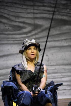 Valerie Neuenfels (als Anglerin) während der Fotoprobe für Von Fischen und Frauen im Renaissance-Theater in Berlin, 5. Oktober 2026. Von Noelle Haeseling. Regie Guntbert Warns und Karim Mezdour. Bühne Ezio Toffolutti. Kostüme Ariane Warns. Premiere ist am 9. Oktober 2026. Renaissance Theater Berlin Von Fischen und Frauen