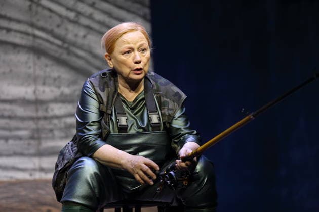 Imogen Kogge (als Anglerin) während der Fotoprobe für Von Fischen und Frauen im Renaissance-Theater in Berlin, 5. Oktober 2026. Von Noelle Haeseling. Regie Guntbert Warns und Karim Mezdour. Bühne Ezio Toffolutti. Kostüme Ariane Warns. Premiere ist am 9. Oktober 2026. Renaissance Theater Berlin Von Fischen und Frauen