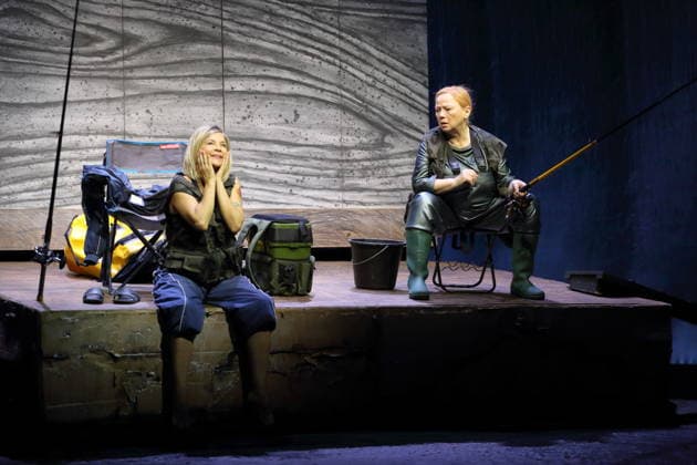Valerie Neuenfels (als Anglerin) und Imogen Kogge (als Anglerin), v.l., während der Fotoprobe für Von Fischen und Frauen im Renaissance-Theater in Berlin, 5. Oktober 2026. Von Noelle Haeseling. Regie Guntbert Warns und Karim Mezdour. Bühne Ezio Toffolutti. Kostüme Ariane Warns. Premiere ist am 9. Oktober 2026. Renaissance Theater Berlin Von Fischen und Frauen