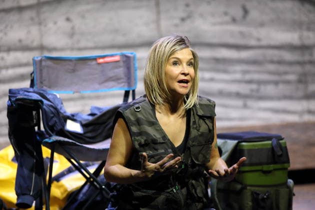 Valerie Neuenfels (als Anglerin) während der Fotoprobe für Von Fischen und Frauen im Renaissance-Theater in Berlin, 5. Oktober 2026. Von Noelle Haeseling. Regie Guntbert Warns und Karim Mezdour. Bühne Ezio Toffolutti. Kostüme Ariane Warns. Premiere ist am 9. Oktober 2026. Renaissance Theater Berlin Von Fischen und Frauen