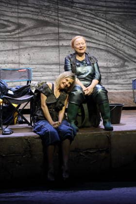 Valerie Neuenfels (als Anglerin) und Imogen Kogge (als Anglerin), v.l., während der Fotoprobe für Von Fischen und Frauen im Renaissance-Theater in Berlin, 5. Oktober 2026. Von Noelle Haeseling. Regie Guntbert Warns und Karim Mezdour. Bühne Ezio Toffolutti. Kostüme Ariane Warns. Premiere ist am 9. Oktober 2026. Renaissance Theater Berlin Von Fischen und Frauen