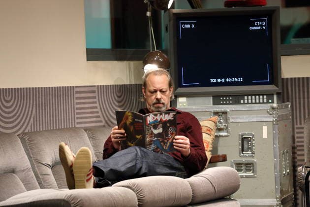 Thomas Witte (als Simon) während der Fotoprobe für Stereophonic in der Schaubühne am Lehniner Platz in Berlin, 5. Oktober 2026. Von David Adjmi. Regie Thomas Ostermeier. Bühne Magda Willi. Kostüme Vanessa Sampaio Borgmann. Premiere ist am 7. Oktober 2026. Schaubühne Berlin Stereophonic