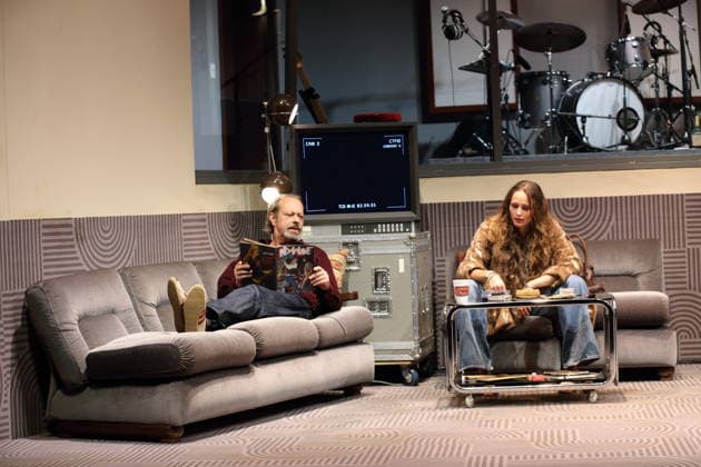 Thomas Witte (als Simon) und Magdalena Lermer (als Diana) während der Fotoprobe für Stereophonic in der Schaubühne am Lehniner Platz in Berlin, 5. Oktober 2026. Von David Adjmi. Regie Thomas Ostermeier. Bühne Magda Willi. Kostüme Vanessa Sampaio Borgmann. Premiere ist am 7. Oktober 2026. Schaubühne Berlin Stereophonic