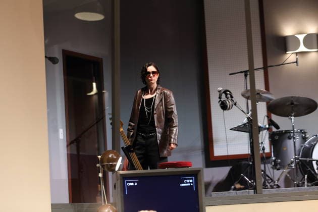 Eva Meckbach (als Holly) während der Fotoprobe für Stereophonic in der Schaubühne am Lehniner Platz in Berlin, 5. Oktober 2026. Von David Adjmi. Regie Thomas Ostermeier. Bühne Magda Willi. Kostüme Vanessa Sampaio Borgmann. Premiere ist am 7. Oktober 2026. Schaubühne Berlin Stereophonic