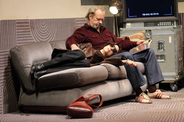 Eva Meckbach (als Holly) und Thomas Witte (als Simon) während der Fotoprobe für Stereophonic in der Schaubühne am Lehniner Platz in Berlin, 5. Oktober 2026. Von David Adjmi. Regie Thomas Ostermeier. Bühne Magda Willi. Kostüme Vanessa Sampaio Borgmann. Premiere ist am 7. Oktober 2026. Schaubühne Berlin Stereophonic