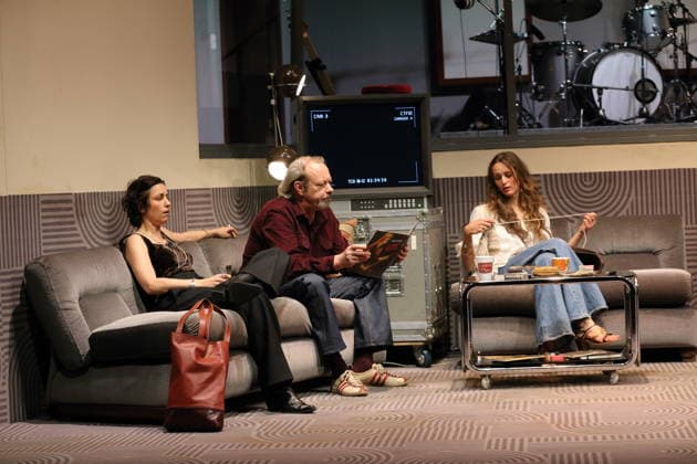 Eva Meckbach (als Holly), Thomas Witte (als Simon) und Magdalena Lermer (als Diana), v.l., während der Fotoprobe für Stereophonic in der Schaubühne am Lehniner Platz in Berlin, 5. Oktober 2026. Von David Adjmi. Regie Thomas Ostermeier. Bühne Magda Willi. Kostüme Vanessa Sampaio Borgmann. Premiere ist am 7. Oktober 2026. Schaubühne Berlin Stereophonic