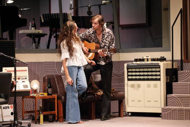Magdalena Lermer (als Diana) und Moritz Gottwald (als Peter) während der Fotoprobe für Stereophonic in der Schaubühne am Lehniner Platz in Berlin, 5. Oktober 2026. Von David Adjmi. Regie Thomas Ostermeier. Bühne Magda Willi. Kostüme Vanessa Sampaio Borgmann. Premiere ist am 7. Oktober 2026. Schaubühne Berlin Stereophonic