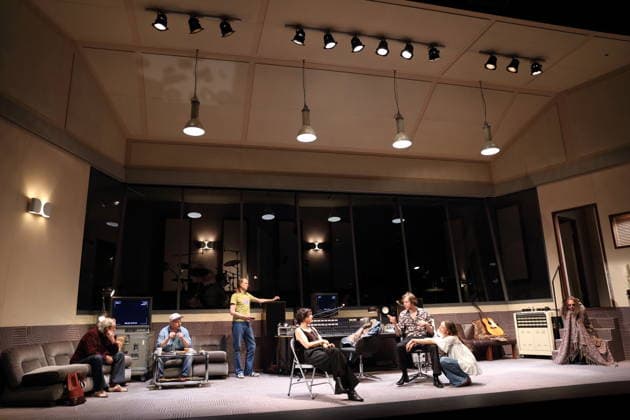 Thomas Witte (als Simon), David Ruland (als Charlie), Stefan Stern (als Grover), Eva Meckbach (als Holly), Moritz Gottwald (als Peter), Magdalena Lermer (als Diana) und Marcel Kohler (als Reg), v.l., während der Fotoprobe für Stereophonic in der Schaubühne am Lehniner Platz in Berlin, 5. Oktober 2026. Von David Adjmi. Regie Thomas Ostermeier. Bühne Magda Willi. Kostüme Vanessa Sampaio Borgmann. Premiere ist am 7. Oktober 2026. Schaubühne Berlin Stereophonic