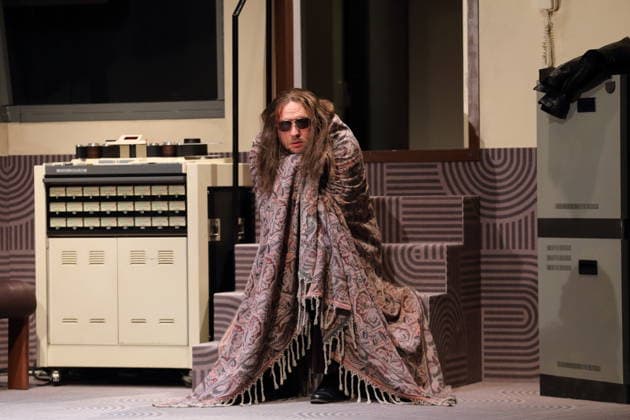 Marcel Kohler (als Reg) während der Fotoprobe für Stereophonic in der Schaubühne am Lehniner Platz in Berlin, 5. Oktober 2026. Von David Adjmi. Regie Thomas Ostermeier. Bühne Magda Willi. Kostüme Vanessa Sampaio Borgmann. Premiere ist am 7. Oktober 2026. Schaubühne Berlin Stereophonic