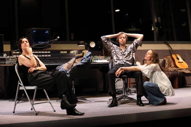 Eva Meckbach (als Holly), Moritz Gottwald (als Peter) und Magdalena Lermer (als Diana), v.l., während der Fotoprobe für Stereophonic in der Schaubühne am Lehniner Platz in Berlin, 5. Oktober 2026. Von David Adjmi. Regie Thomas Ostermeier. Bühne Magda Willi. Kostüme Vanessa Sampaio Borgmann. Premiere ist am 7. Oktober 2026. Schaubühne Berlin Stereophonic