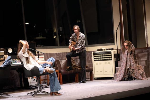 Magdalena Lermer (als Diana), Moritz Gottwald (als Peter) und Marcel Kohler (als Reg), v.l., während der Fotoprobe für Stereophonic in der Schaubühne am Lehniner Platz in Berlin, 5. Oktober 2026. Von David Adjmi. Regie Thomas Ostermeier. Bühne Magda Willi. Kostüme Vanessa Sampaio Borgmann. Premiere ist am 7. Oktober 2026. Schaubühne Berlin Stereophonic
