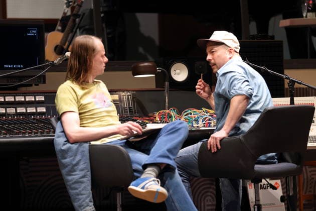 Stefan Stern (als Grover) und David Ruland (als Charlie), v.l., während der Fotoprobe für Stereophonic in der Schaubühne am Lehniner Platz in Berlin, 5. Oktober 2026. Von David Adjmi. Regie Thomas Ostermeier. Bühne Magda Willi. Kostüme Vanessa Sampaio Borgmann. Premiere ist am 7. Oktober 2026. Schaubühne Berlin Stereophonic