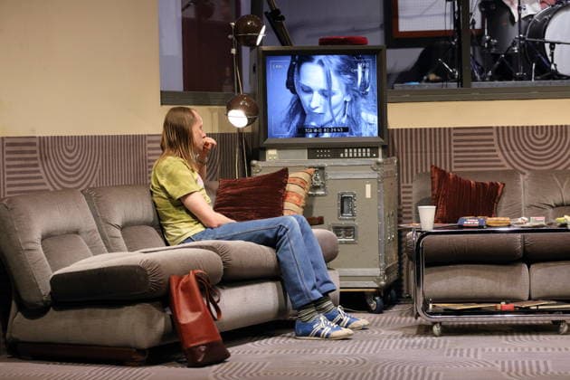 Stefan Stern (als Grover) und Magdalena Lermer (als Diana) während der Fotoprobe für Stereophonic in der Schaubühne am Lehniner Platz in Berlin, 5. Oktober 2026. Von David Adjmi. Regie Thomas Ostermeier. Bühne Magda Willi. Kostüme Vanessa Sampaio Borgmann. Premiere ist am 7. Oktober 2026. Schaubühne Berlin Stereophonic