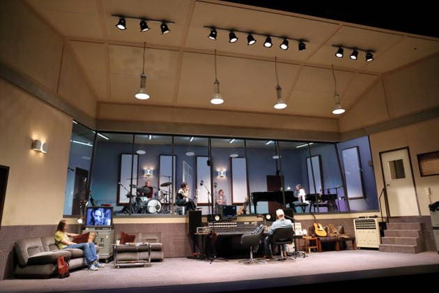 Stefan Stern (als Grover), Thomas Witte (als Simon), Eva Meckbach (als Holly), Moritz Gottwald (als Peter), David Ruland (als Charlie) und Magdalena Lermer (als Diana), v.l., während der Fotoprobe für Stereophonic in der Schaubühne am Lehniner Platz in Berlin, 5. Oktober 2026. Von David Adjmi. Regie Thomas Ostermeier. Bühne Magda Willi. Kostüme Vanessa Sampaio Borgmann. Premiere ist am 7. Oktober 2026. Schaubühne Berlin Stereophonic