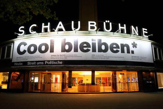 Cool bleiben. steht auf einem Plakat über dem Eingang der Schaubühne am Lehniner Platz in Berlin, 5. Oktober 2026. Ein Zitat aus dem Stück Stereophonic, von David Adjmi, Regie Thomas Ostermeier, Premiere ist am 7. Oktober 2026. Schaubühne Berlin