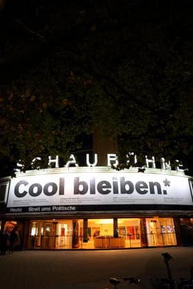 Cool bleiben. steht auf einem Plakat über dem Eingang der Schaubühne am Lehniner Platz in Berlin, 5. Oktober 2026. Ein Zitat aus dem Stück Stereophonic, von David Adjmi, Regie Thomas Ostermeier, Premiere ist am 7. Oktober 2026. Schaubühne Berlin