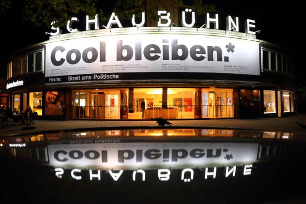 Cool bleiben. steht auf einem Plakat über dem Eingang der Schaubühne am Lehniner Platz in Berlin, 5. Oktober 2026. Ein Zitat aus dem Stück Stereophonic, von David Adjmi, Regie Thomas Ostermeier, Premiere ist am 7. Oktober 2026. Schaubühne Berlin