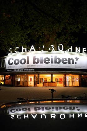 Cool bleiben. steht auf einem Plakat über dem Eingang der Schaubühne am Lehniner Platz in Berlin, 5. Oktober 2026. Ein Zitat aus dem Stück Stereophonic, von David Adjmi, Regie Thomas Ostermeier, Premiere ist am 7. Oktober 2026. Schaubühne Berlin