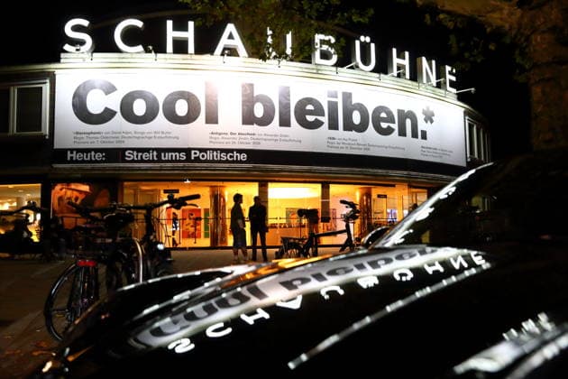 Cool bleiben. steht auf einem Plakat über dem Eingang der Schaubühne am Lehniner Platz in Berlin, 5. Oktober 2026. Ein Zitat aus dem Stück Stereophonic, von David Adjmi, Regie Thomas Ostermeier, Premiere ist am 7. Oktober 2026. Schaubühne Berlin