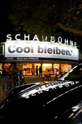 Cool bleiben. steht auf einem Plakat über dem Eingang der Schaubühne am Lehniner Platz in Berlin, 5. Oktober 2026. Ein Zitat aus dem Stück Stereophonic, von David Adjmi, Regie Thomas Ostermeier, Premiere ist am 7. Oktober 2026. Schaubühne Berlin
