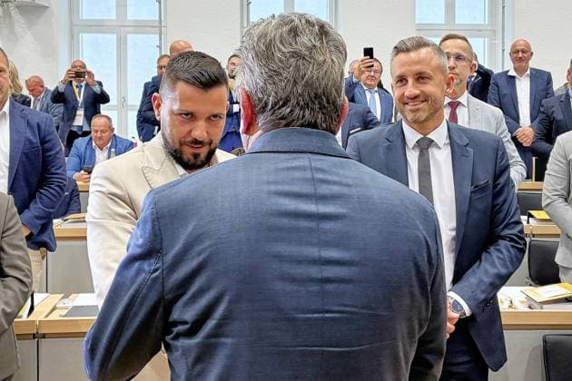 Magdeburg, Sachsen-Anhalt, Deutschland, 06.10.2026: Konstituierende Sitzung des Landtags: Tobias Rausch, AfD, bekommt als neuer Landtagspräsident Glückwünsche seines Vorgängers Gunnar Schellenberger, CDU, rechts Ulrich Siegmund, AfD Copyright: xdtsxNachrichtenagenturx dts_137259