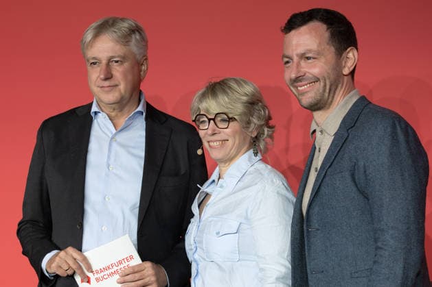 Buchmesse Frankfurt 2026 Von links: Juergen Boos, Direktor der Frankfurter Buchmesse, Jill Lepore, US-amerikanische Historikerin und Autorin und Sebastian Guggolz, Vorsteher des Börsenvereins des Deutschen Buchhandels. Eröffnungspressekonferenz der Buchmesse Frankfurt 2026., Frankfurt am Main Hessen Deutschland Messegelände
