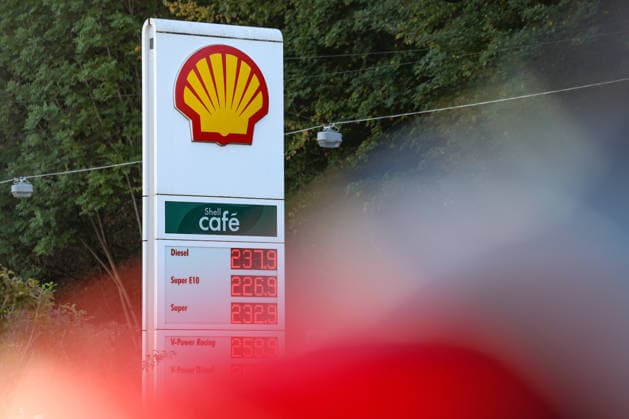 Wie ist die weitere Entwicklung der Spritpreise? Die Spritpreise sind weiterhin auf sehr hohem Niveau. Seit dem 01.10.2026 gilt der sogenannte Tankrabatt. Die Bundesregierung hat die Energiesteuer auf Benzin und Diesel bis Ende Dezember gesenkt. Die Ersparnis soll bei rund 17 Cent pro Liter liegen. SHELL Tankstelle in Siegen am Mittag nach der Preisumstellung um 12:00 Uhr. Der aktuelle Preis fuer (für) Diesel, Super E10 und Super liegt weit ueber (über) 2 Euro. Diesel liegt bei 2,37 Euro, Super E10 bei 2,26 Euro und Super bei 2,32 Euro. Tankstelle, Spritpreise am 06.10.2026 in Siegen Deutschland.