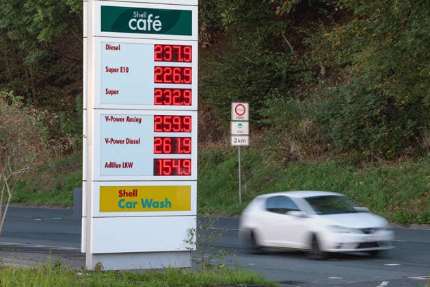 Wie ist die weitere Entwicklung der Spritpreise? Die Spritpreise sind weiterhin auf sehr hohem Niveau. Seit dem 01.10.2026 gilt der sogenannte Tankrabatt. Die Bundesregierung hat die Energiesteuer auf Benzin und Diesel bis Ende Dezember gesenkt. Die Ersparnis soll bei rund 17 Cent pro Liter liegen. SHELL Tankstelle in Siegen am Mittag nach der Preisumstellung um 12:00 Uhr. Der aktuelle Preis fuer (für) Diesel, Super E10 und Super liegt weit ueber (über) 2 Euro. Diesel liegt bei 2,37 Euro, Super E10 bei 2,26 Euro und Super bei 2,32 Euro. Tankstelle, Spritpreise am 06.10.2026 in Siegen Deutschland.