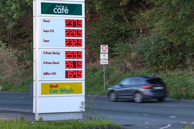 Wie ist die weitere Entwicklung der Spritpreise? Die Spritpreise sind weiterhin auf sehr hohem Niveau. Seit dem 01.10.2026 gilt der sogenannte Tankrabatt. Die Bundesregierung hat die Energiesteuer auf Benzin und Diesel bis Ende Dezember gesenkt. Die Ersparnis soll bei rund 17 Cent pro Liter liegen. SHELL Tankstelle in Siegen am Mittag nach der Preisumstellung um 12:00 Uhr. Der aktuelle Preis fuer (für) Diesel, Super E10 und Super liegt weit ueber (über) 2 Euro. Diesel liegt bei 2,37 Euro, Super E10 bei 2,26 Euro und Super bei 2,32 Euro. Tankstelle, Spritpreise am 06.10.2026 in Siegen Deutschland.