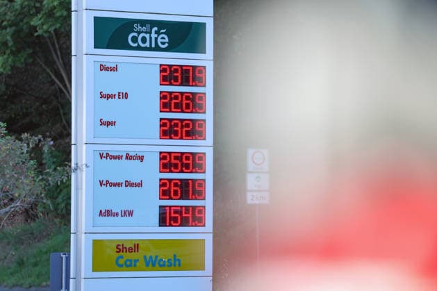 Wie ist die weitere Entwicklung der Spritpreise? Die Spritpreise sind weiterhin auf sehr hohem Niveau. Seit dem 01.10.2026 gilt der sogenannte Tankrabatt. Die Bundesregierung hat die Energiesteuer auf Benzin und Diesel bis Ende Dezember gesenkt. Die Ersparnis soll bei rund 17 Cent pro Liter liegen. SHELL Tankstelle in Siegen am Mittag nach der Preisumstellung um 12:00 Uhr. Der aktuelle Preis fuer (für) Diesel, Super E10 und Super liegt weit ueber (über) 2 Euro. Diesel liegt bei 2,37 Euro, Super E10 bei 2,26 Euro und Super bei 2,32 Euro. Tankstelle, Spritpreise am 06.10.2026 in Siegen Deutschland.