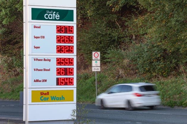 Wie ist die weitere Entwicklung der Spritpreise? Die Spritpreise sind weiterhin auf sehr hohem Niveau. Seit dem 01.10.2026 gilt der sogenannte Tankrabatt. Die Bundesregierung hat die Energiesteuer auf Benzin und Diesel bis Ende Dezember gesenkt. Die Ersparnis soll bei rund 17 Cent pro Liter liegen. SHELL Tankstelle in Siegen am Mittag nach der Preisumstellung um 12:00 Uhr. Der aktuelle Preis fuer (für) Diesel, Super E10 und Super liegt weit ueber (über) 2 Euro. Diesel liegt bei 2,37 Euro, Super E10 bei 2,26 Euro und Super bei 2,32 Euro. Tankstelle, Spritpreise am 06.10.2026 in Siegen Deutschland.
