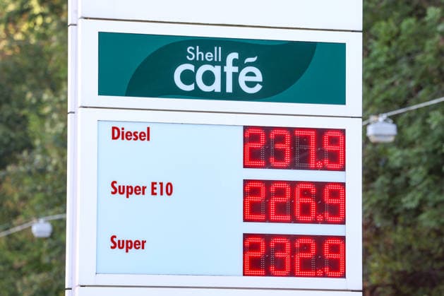 Wie ist die weitere Entwicklung der Spritpreise? Die Spritpreise sind weiterhin auf sehr hohem Niveau. Seit dem 01.10.2026 gilt der sogenannte Tankrabatt. Die Bundesregierung hat die Energiesteuer auf Benzin und Diesel bis Ende Dezember gesenkt. Die Ersparnis soll bei rund 17 Cent pro Liter liegen. SHELL Tankstelle in Siegen am Mittag nach der Preisumstellung um 12:00 Uhr. Der aktuelle Preis fuer (für) Diesel, Super E10 und Super liegt weit ueber (über) 2 Euro. Diesel liegt bei 2,37 Euro, Super E10 bei 2,26 Euro und Super bei 2,32 Euro. Tankstelle, Spritpreise am 06.10.2026 in Siegen Deutschland.