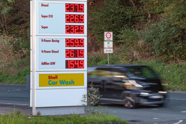 Wie ist die weitere Entwicklung der Spritpreise? Die Spritpreise sind weiterhin auf sehr hohem Niveau. Seit dem 01.10.2026 gilt der sogenannte Tankrabatt. Die Bundesregierung hat die Energiesteuer auf Benzin und Diesel bis Ende Dezember gesenkt. Die Ersparnis soll bei rund 17 Cent pro Liter liegen. SHELL Tankstelle in Siegen am Mittag nach der Preisumstellung um 12:00 Uhr. Der aktuelle Preis fuer (für) Diesel, Super E10 und Super liegt weit ueber (über) 2 Euro. Diesel liegt bei 2,37 Euro, Super E10 bei 2,26 Euro und Super bei 2,32 Euro. Tankstelle, Spritpreise am 06.10.2026 in Siegen Deutschland.
