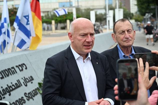 Berlin mayor joins October 7 memorial in Tel Aviv TEL AVIV, ISRAEL, OCTOBER 6, 2026: Tel Aviv-Yafo Mayor Ron Huldai, Berlin Governing Mayor Kai Wegner and German Ambassador to Israel Alexander Graf Lambsdorff lay a memorial wreath at Hostages Square in Tel Aviv ahead of the third anniversary of the October 7, 2023 attacks. Wegner is visiting Israel from October 6 to 8 for meetings and commemorative events aimed at strengthening ties between Berlin and Tel Aviv. TEL AVIV Israel Copyright: x xPaulinaxPatimerx xJNAxPressx