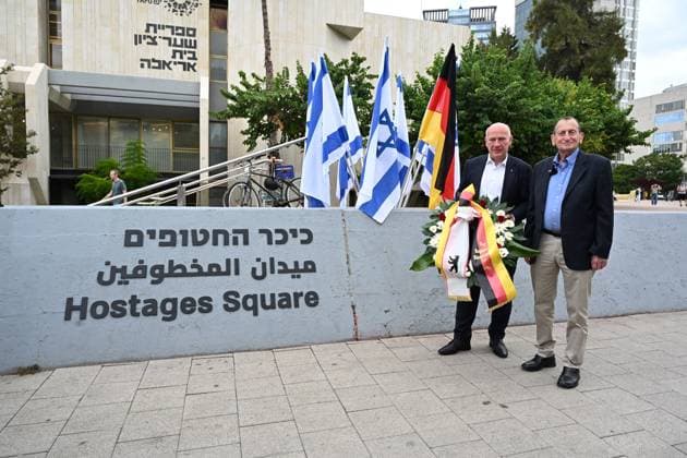 Berlin mayor joins October 7 memorial in Tel Aviv TEL AVIV, ISRAEL, OCTOBER 6, 2026: Tel Aviv-Yafo Mayor Ron Huldai, Berlin Governing Mayor Kai Wegner and German Ambassador to Israel Alexander Graf Lambsdorff lay a memorial wreath at Hostages Square in Tel Aviv ahead of the third anniversary of the October 7, 2023 attacks. Wegner is visiting Israel from October 6 to 8 for meetings and commemorative events aimed at strengthening ties between Berlin and Tel Aviv. TEL AVIV Israel Copyright: x xPaulinaxPatimerx xJNAxPressx