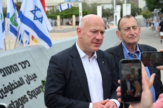 Berlin mayor joins October 7 memorial in Tel Aviv TEL AVIV, ISRAEL, OCTOBER 6, 2026: Tel Aviv-Yafo Mayor Ron Huldai, Berlin Governing Mayor Kai Wegner and German Ambassador to Israel Alexander Graf Lambsdorff lay a memorial wreath at Hostages Square in Tel Aviv ahead of the third anniversary of the October 7, 2023 attacks. Wegner is visiting Israel from October 6 to 8 for meetings and commemorative events aimed at strengthening ties between Berlin and Tel Aviv. TEL AVIV Israel Copyright: x xPaulinaxPatimerx xJNAxPressx