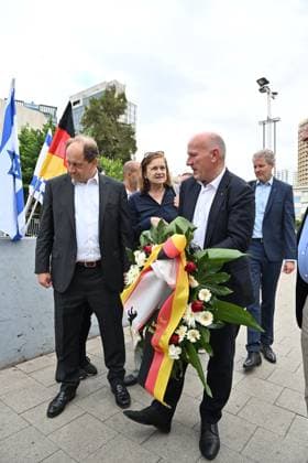 Berlin mayor joins October 7 memorial in Tel Aviv TEL AVIV, ISRAEL, OCTOBER 6, 2026: Tel Aviv-Yafo Mayor Ron Huldai, Berlin Governing Mayor Kai Wegner and German Ambassador to Israel Alexander Graf Lambsdorff lay a memorial wreath at Hostages Square in Tel Aviv ahead of the third anniversary of the October 7, 2023 attacks. Wegner is visiting Israel from October 6 to 8 for meetings and commemorative events aimed at strengthening ties between Berlin and Tel Aviv. TEL AVIV Israel Copyright: x xPaulinaxPatimerx xJNAxPressx