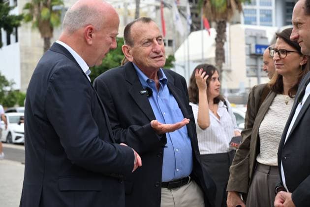 Berlin mayor joins October 7 memorial in Tel Aviv TEL AVIV, ISRAEL, OCTOBER 6, 2026: Tel Aviv-Yafo Mayor Ron Huldai, Berlin Governing Mayor Kai Wegner and German Ambassador to Israel Alexander Graf Lambsdorff lay a memorial wreath at Hostages Square in Tel Aviv ahead of the third anniversary of the October 7, 2023 attacks. Wegner is visiting Israel from October 6 to 8 for meetings and commemorative events aimed at strengthening ties between Berlin and Tel Aviv. TEL AVIV Israel Copyright: x xPaulinaxPatimerx xJNAxPressx
