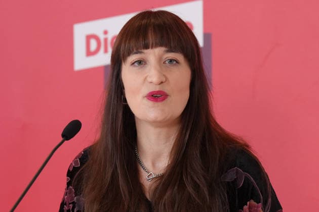 Pressestatement Franktion LINKE vor der Bundestagssitzung Heidi Reichinnek (LINKE) im Portrait mit Kamerablick beim Pressestatement im Vorfeld der Fraktionssitzung im Deutschen Bundestag, Berlin, 06.10.2026 Berlin Berlin Deutschland