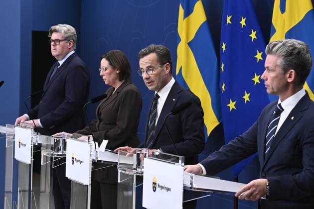 STOCKHOLM, SWEDEN, October 6, 2026 Prime Minister Ulf Kristersson (M), Foreign Minister Maria Malmer Stenergard (M), Defense Minister Pal Jonson (M, center), and Justice Minister Gunnar Strömmer (M, right) hold a press briefing on the security situation in STOCKHOLM, SWEDEN x10080x  Copyright: xFredrikxSandberg TTx REGERINGEN OM SÄKERHETSLÄGET VN5d_RfHf2Q