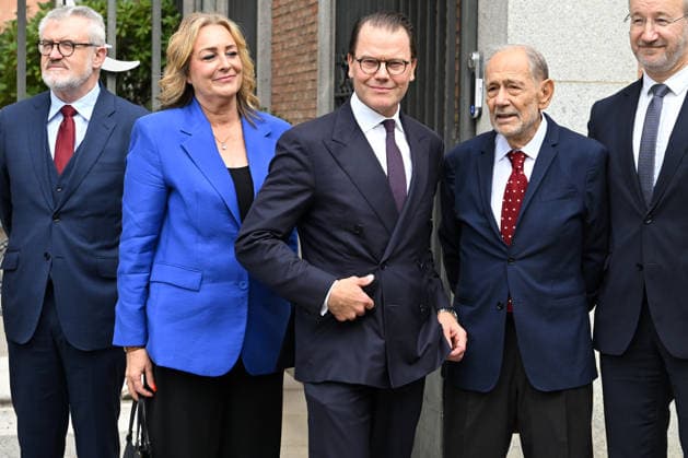 The Prado Museum reopens the Queen Christina Sculpture Gallery with a visit from Prince Daniel of Sweden. Prince Daniel of Sweden (3rd from left) and Javier Solana (2nd from left) pose for the media upon their arrival at the museum ahead of the reopening of the Queen Christina Sculpture Gallery, on October 6, 2026, in Madrid, Spain. CELEBRITIES PRADO MUSEUM ROYALTY PRINCE José Madrid Madrid Spain  Copyright: xJosÃ xOlivax 7824423